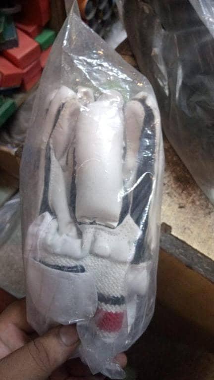 Cricket batting gloves for practice and  beginners , Righty Batsman Glove - Club Practicing