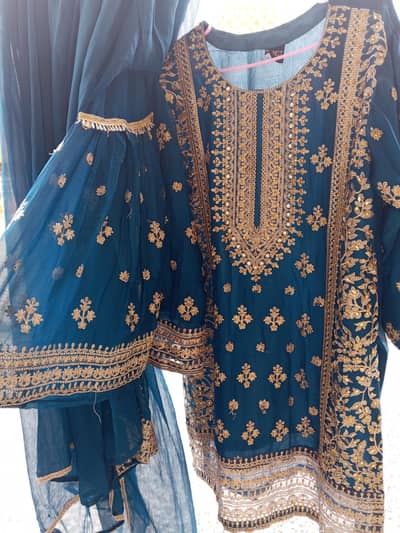 I sell beautiful dresses on less price. .