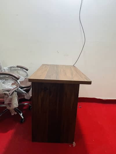 COMPUTER TABLE NOT USED TABLE AND OFFICE CHAIR LIKE NEW