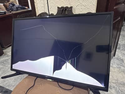 Broken screen samsung smart tv for sale (copy)