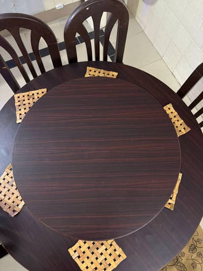 Round Dinning table.