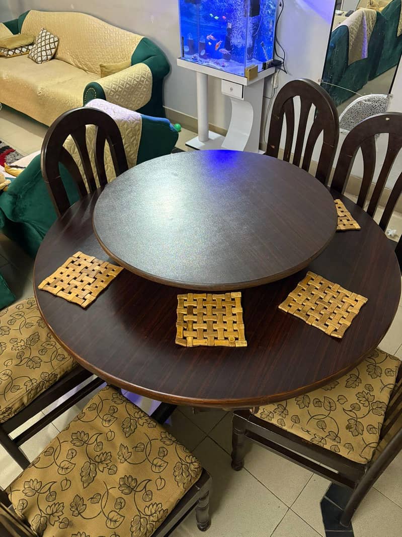 Round Dinning table. 2