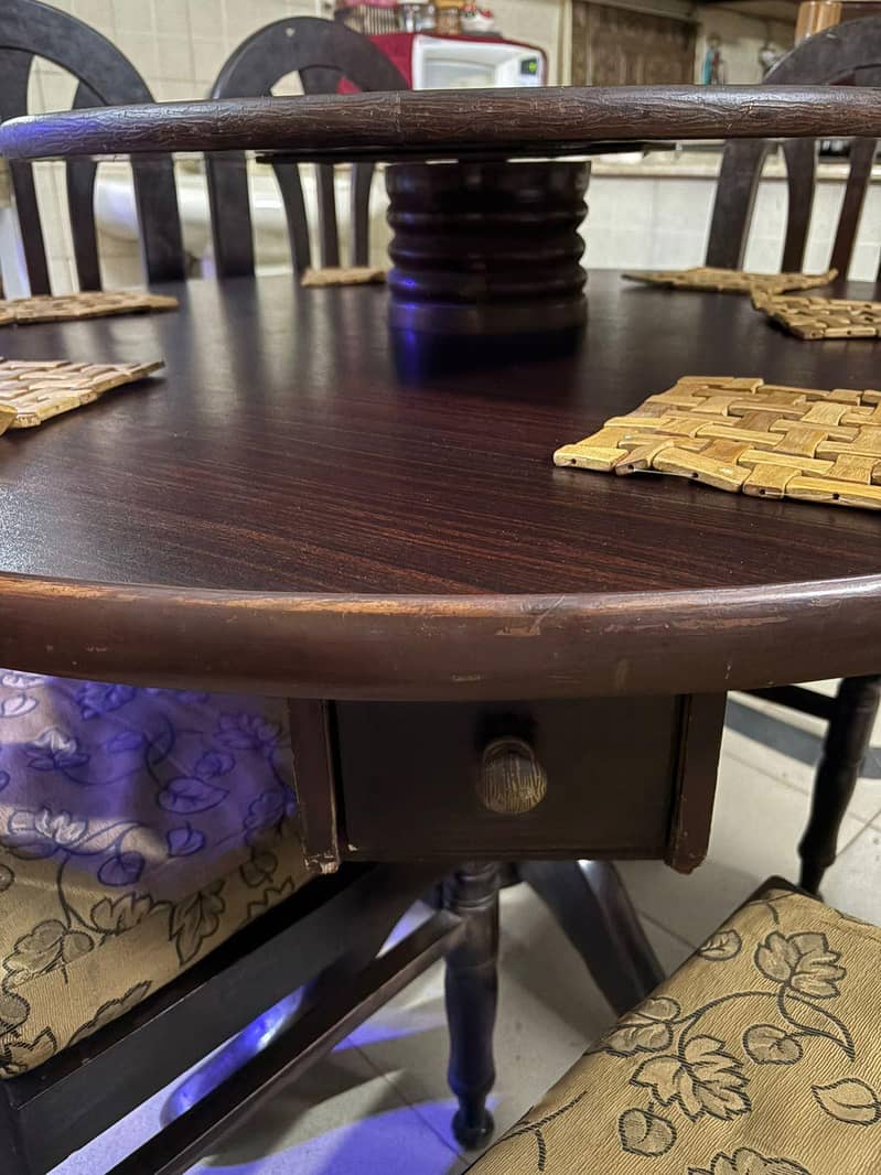 Round Dinning table. 3