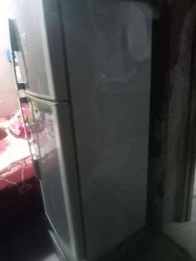 small size fridge he only gas  bhrwani he Baki ok he price BH