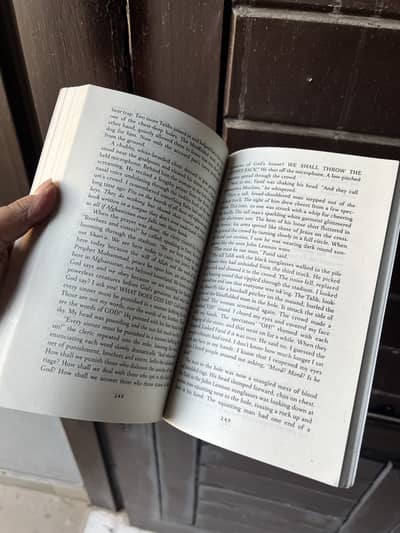 The kite runner. Premium quality book