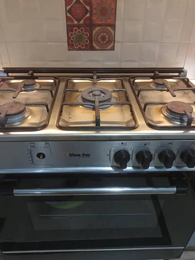 glam gas cooking range in new condition slightly used