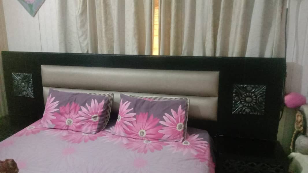 Bed set with side table 0