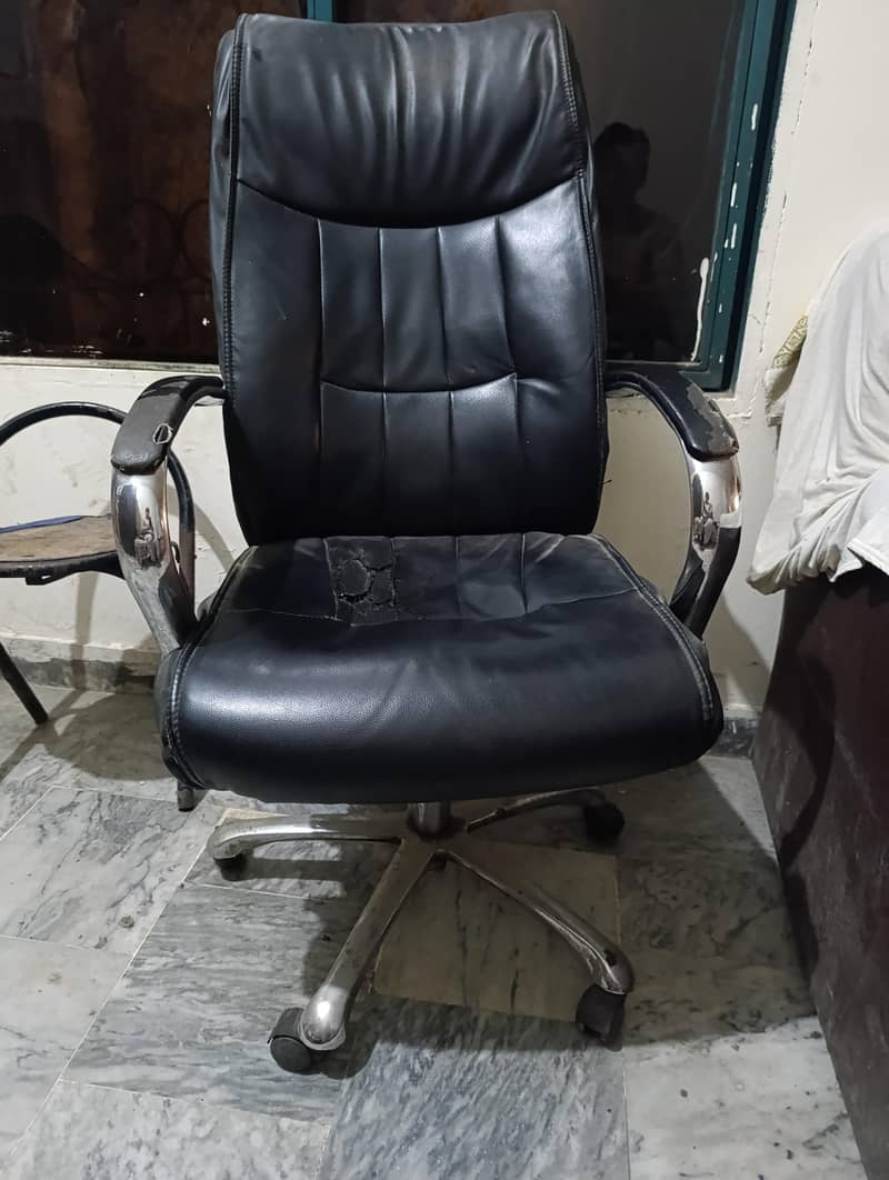 computer table and chair 0