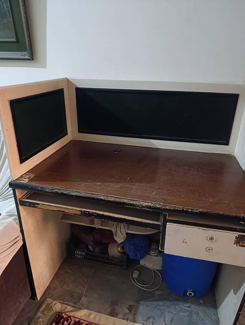 computer table and chair 3