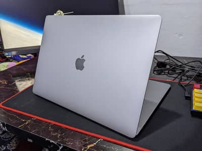 MacBook Pro 2017 15.4 inch | TouchBar TouchID | 4gb GPU