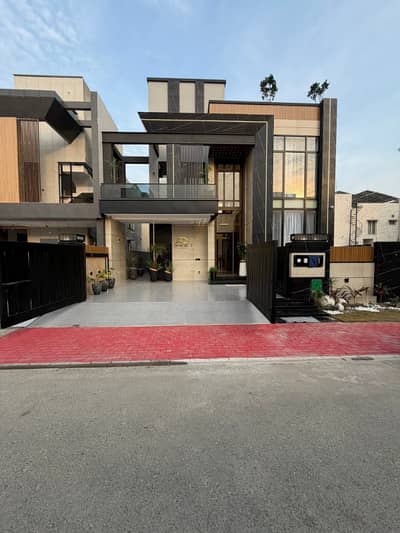 10 Marla Luxury House is Available for Rent in Bahria Town Lahore