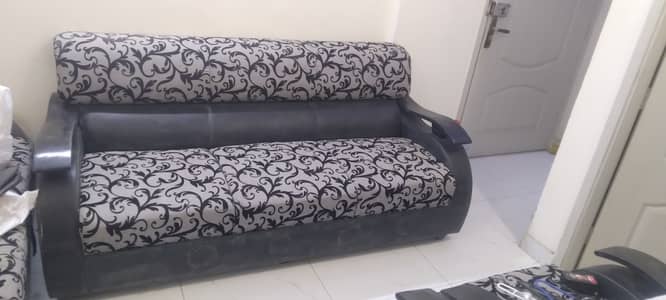 Stylish 3-Seater Sofa - Bold Damask Design & Comfortable Seating