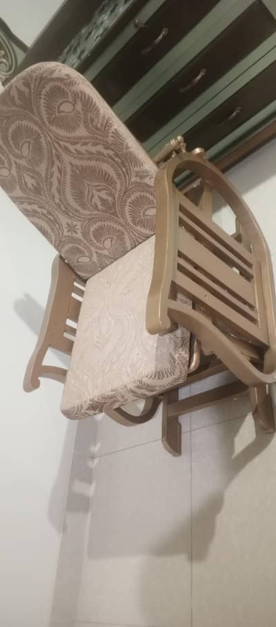 knowing chair single piece