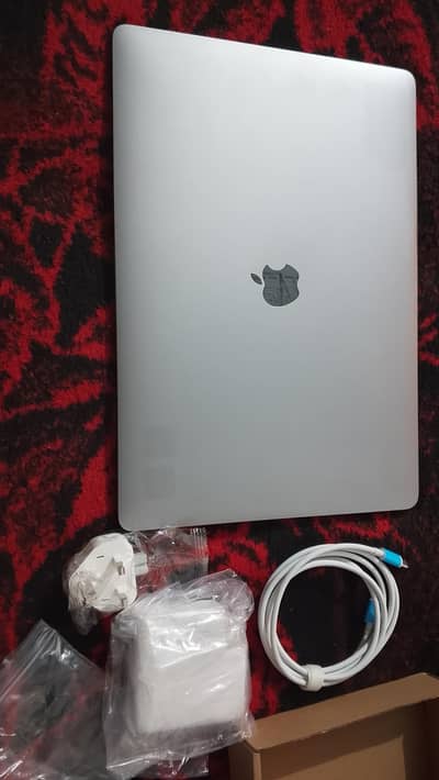 MacBook pro 2018 i7 8th 16 GB ram 512 gb nvme 4 gb GPU
