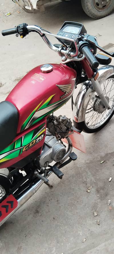 Honda 70 21.22 sticker 22 ka latter 21 ka number 22 me lga hai