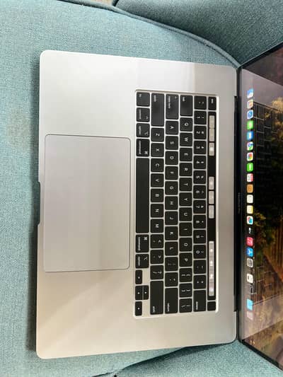 MacBook pro 2019 i9 16 inches RAM 32GB SSD 512