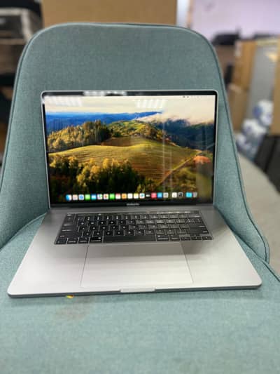 MacBook pro 2019 i9 RAM 32GB SSD 512 with charger