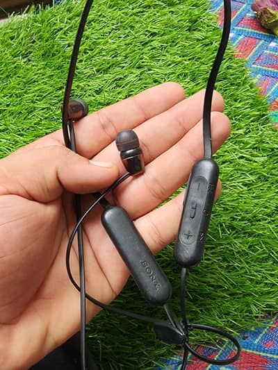 Sony WI-C100 wireless in-ear headphones.