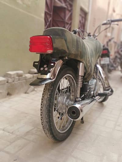 bilkul ok bike ha apna colour pa bike ha first oner ha  chalna ma ok h