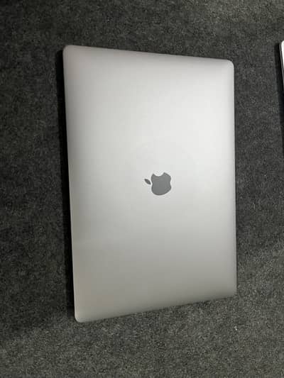 MacBook Pro 2019 15inch i9,32GB,SSD not sure dead but LCD ok