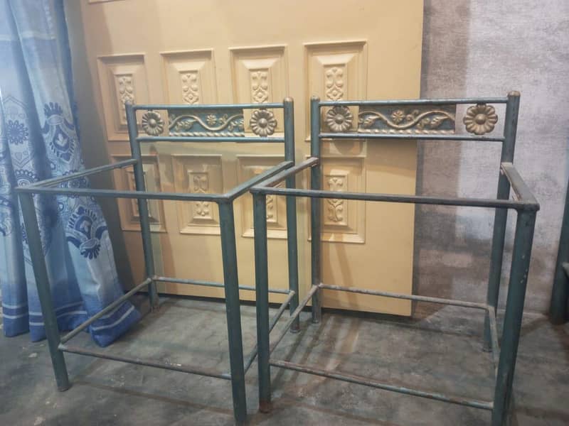 iron bed 0