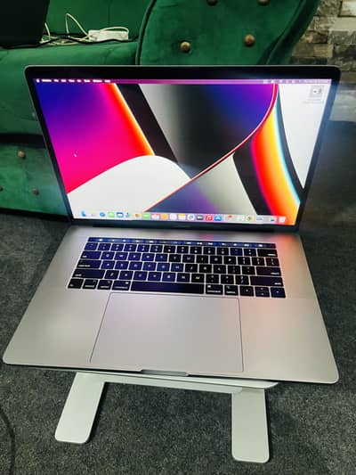 MacBook Pro 2018 | 15 inches | Core i7| 16GB | 500GB SSD | 4GB GPU