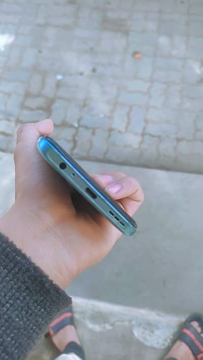 infinix hot 10s6 RAM 128 GB Box with charger Sath Hai