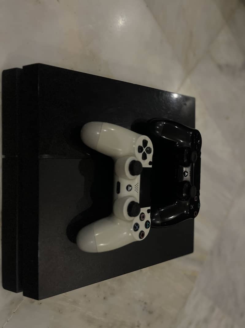 Ps4 with two controllers 0