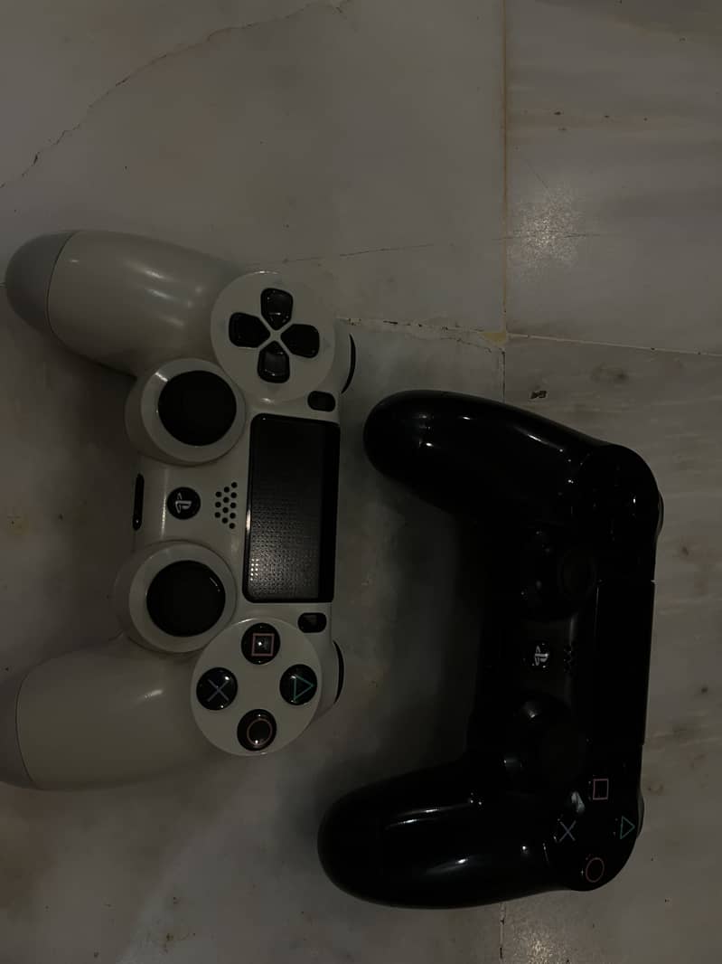 Ps4 with two controllers 3