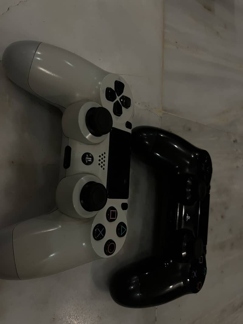 Ps4 with two controllers 4
