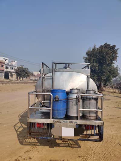 Mazda 3500/ Milk tanker