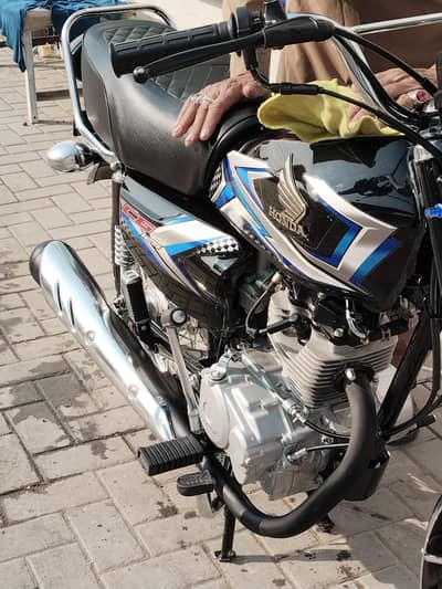 Scratchless bike just like new. . . only 2100 km driven