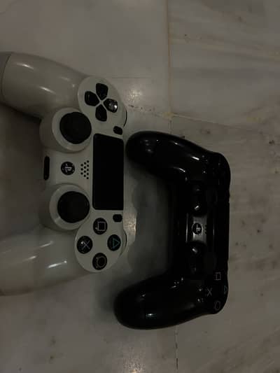 2 Ps4 controllers