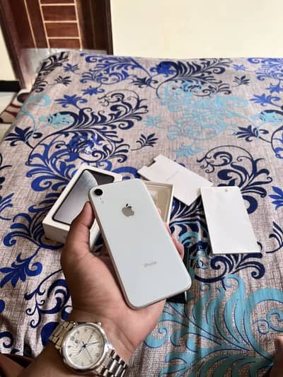 Iphone xr pta approved white colour 64 gb camera little spot