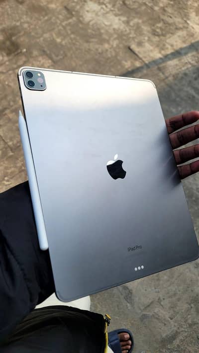 Apple iPad Pro M2 With Apple pencil