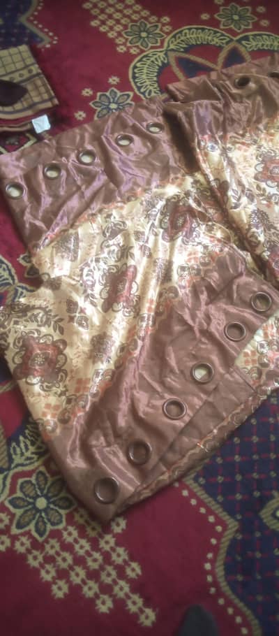 6 pardey hai zada used nahi hai slik k hai full size hai