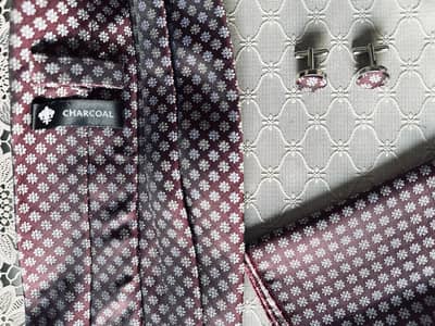 Tie with pocket square and cuff links