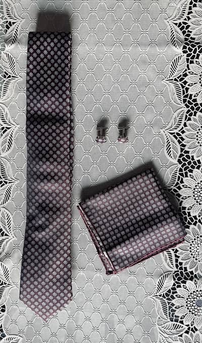 Tie with pocket square and cuff links