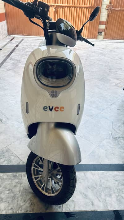 Evee Nisa three wheeler