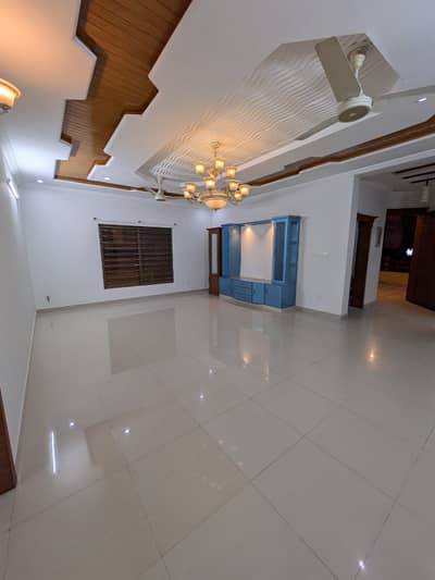 8 Marla ground portion