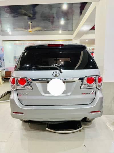 Toyota Fortuner 2013 1 lakh km driven Karachi register 1st owner