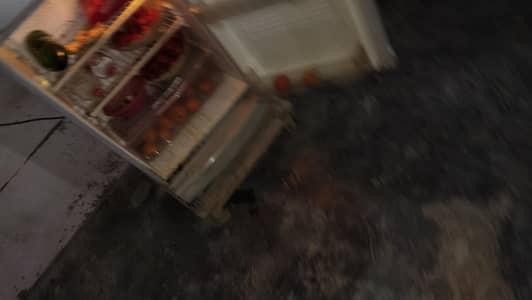 bilkul saaf frig cooling per Hy bilkul ok Hy Pel ka Hy medium size