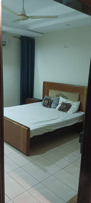 single bed room 2500 & double bed 3500 &weekly room available