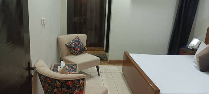 single bed room 2500 & double bed 3500 &weekly room available