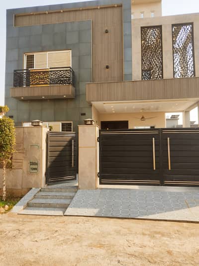 10 Marla Beautiful House Available For Sale