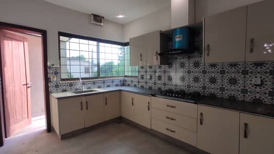 Separate Gate 1 Kanal Upper Portion Available For Rent