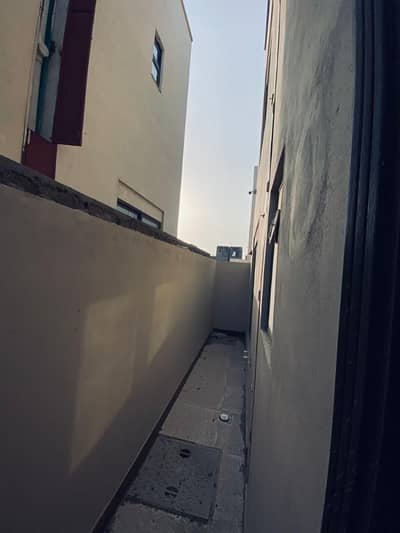 125sq yd VILLA FOR SALE, in Precinct-15 opposite to ALI BLOCK. A-PLUS Construction. 3 Bedrooms, Drawing, Dining, TV Lounge & Americal Kitchen. 10min Drive from Main Gate of Bahria Town Karachi.