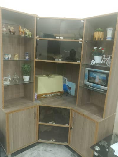 corner showcase