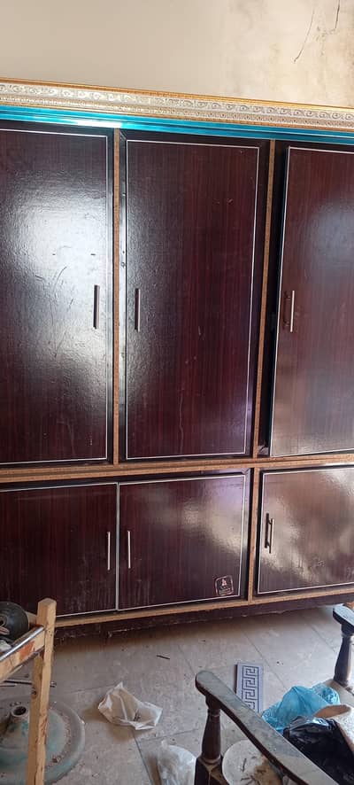 3 Darwazo Wali Wooden Almari – Achhi Condition, Spacious"