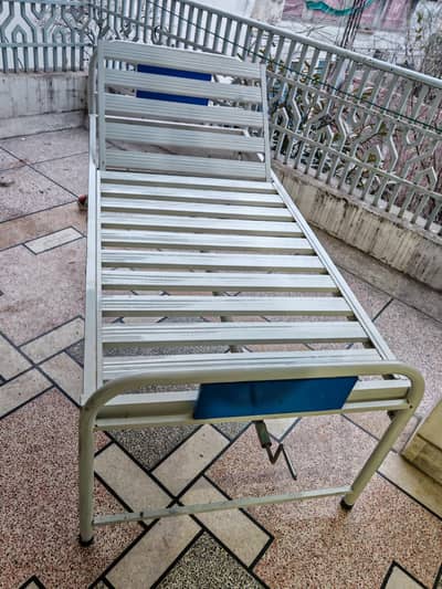 Patient bed menual single crank head side